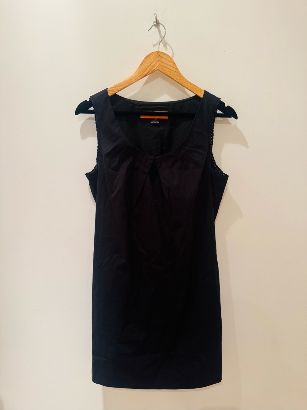Cynthia Steffe midnight blue/navy shift Dress w. Keyhole Neck.
Size L.